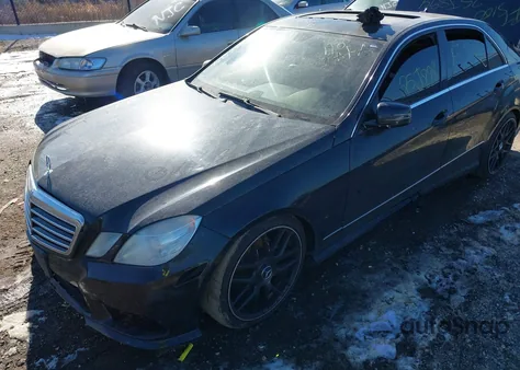 2010 Mercedes-Benz E 350 4Matic z USA, uszkodzony, nr VIN WDDHF8HB4AA108628